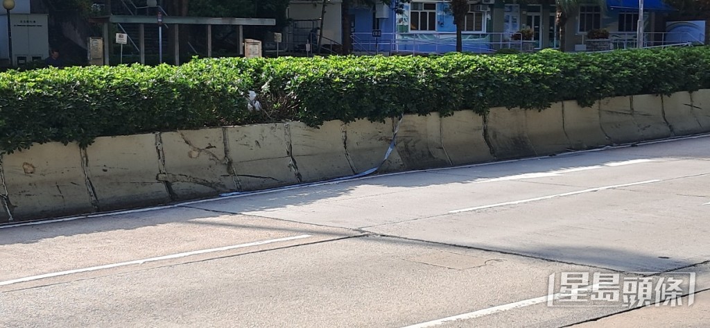 私家車撞壆痕跡。 私家車撞壆痕跡。