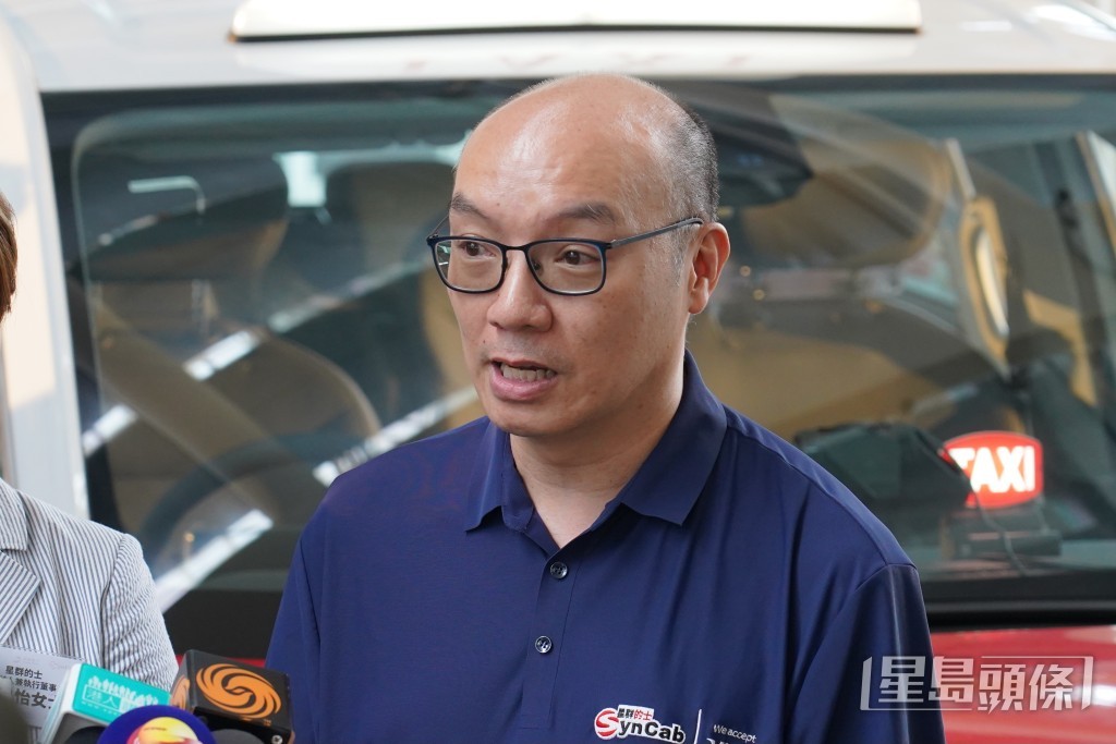星群車隊司機黎先生表示，車隊能提供更多生意，數據顯示司機收入比以能往多三成。