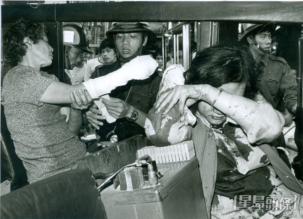 1973年11月5日,鰂魚涌英皇道福昌大樓B座10樓一單位,一名男子因借錢不遂,殺害一名朋友及在該單位放火,兇殺案死者李和,疑兇陳梓樑(又名陳仲文及黃志恒,亦疑為澳門八仙飯店十人命案疑兇)。圖為兩女傷者被救出,在警車上包紮傷口。 1973年11月5日,鰂魚涌英皇道福昌大樓B座10樓一單位,一名男子因借錢不遂,殺害一名朋友及在該單位放火,兇殺案死者李和,疑兇陳梓樑(又名陳仲文及黃志恒,亦疑為澳門八仙飯店十人命案疑兇)。圖為兩女傷者被救出,在警車上包紮傷口。