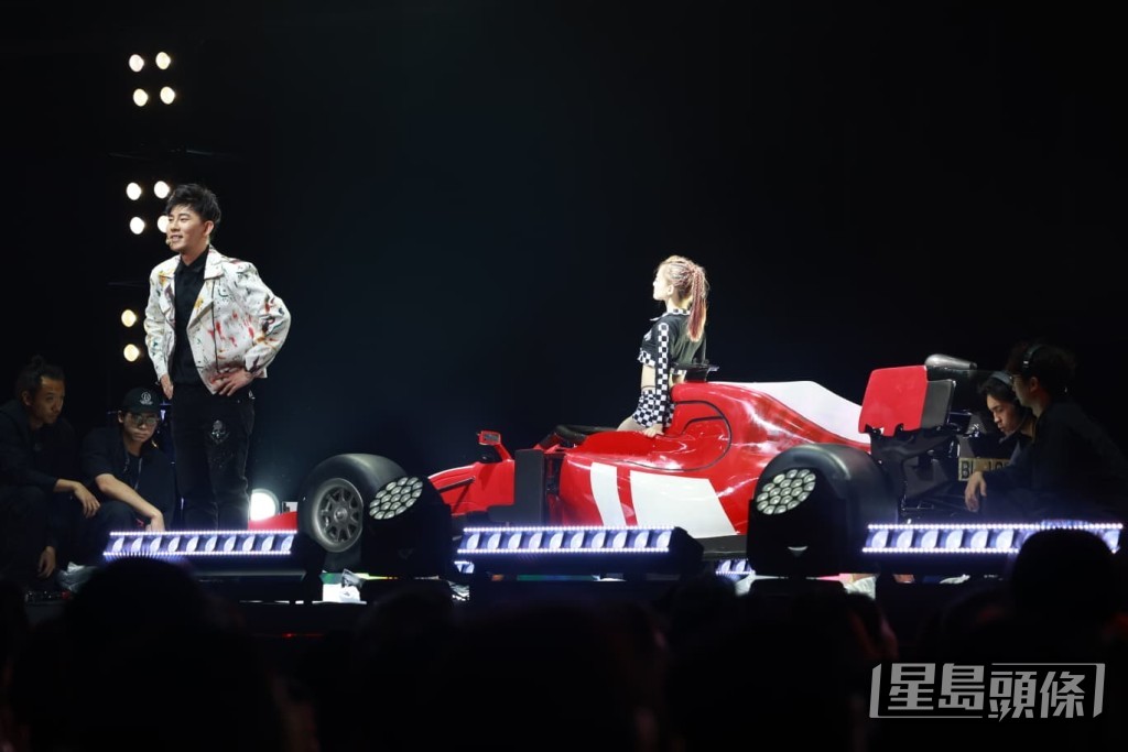 竟成功變出一架車牌相同、載着賽車女郎的跑車。