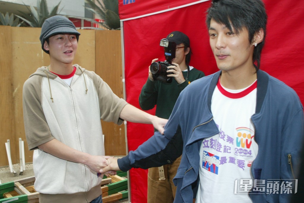 事後被指握手扮無事。 事後被指握手扮無事。