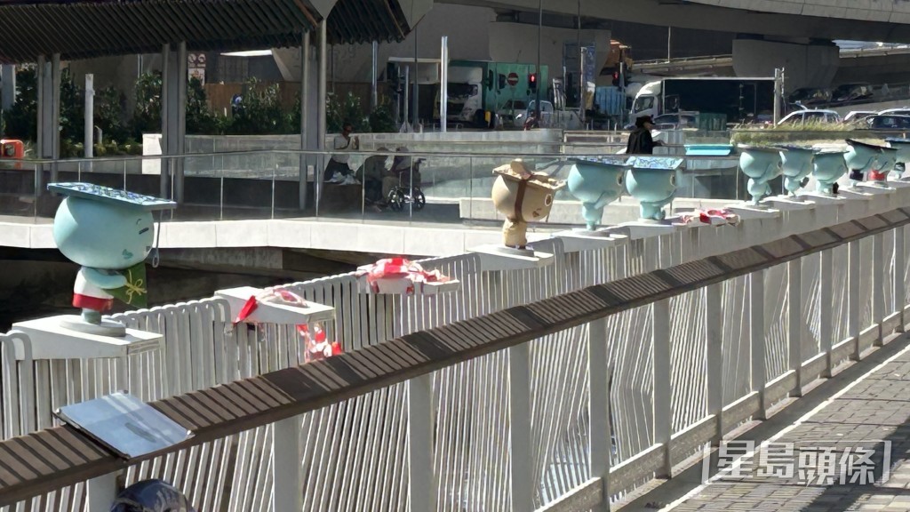 共三個木製造型公仔被破壞後掉進河內。