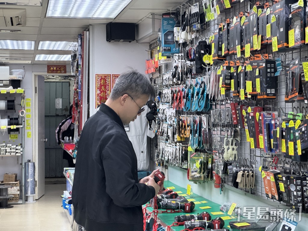 梁生指，幸好自己店內目標是專業人士，因此客路有所不同，但過去一年人流卻較往年少五成，因此生意也因而受挫。陳俊豪攝