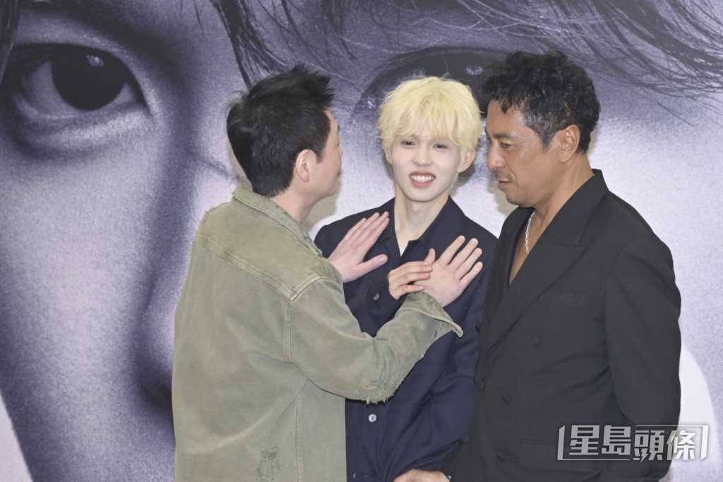 李思捷也扮觀眾摸李昊胸。 李思捷也扮觀眾摸李昊胸。