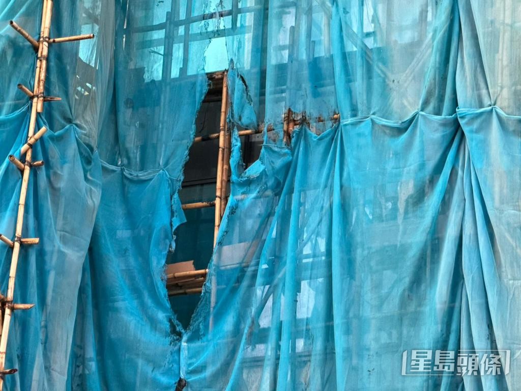 部分屋苑出現「自行檢測」，要求工友動工前提供相關棚網予物管公司作點燃測試。