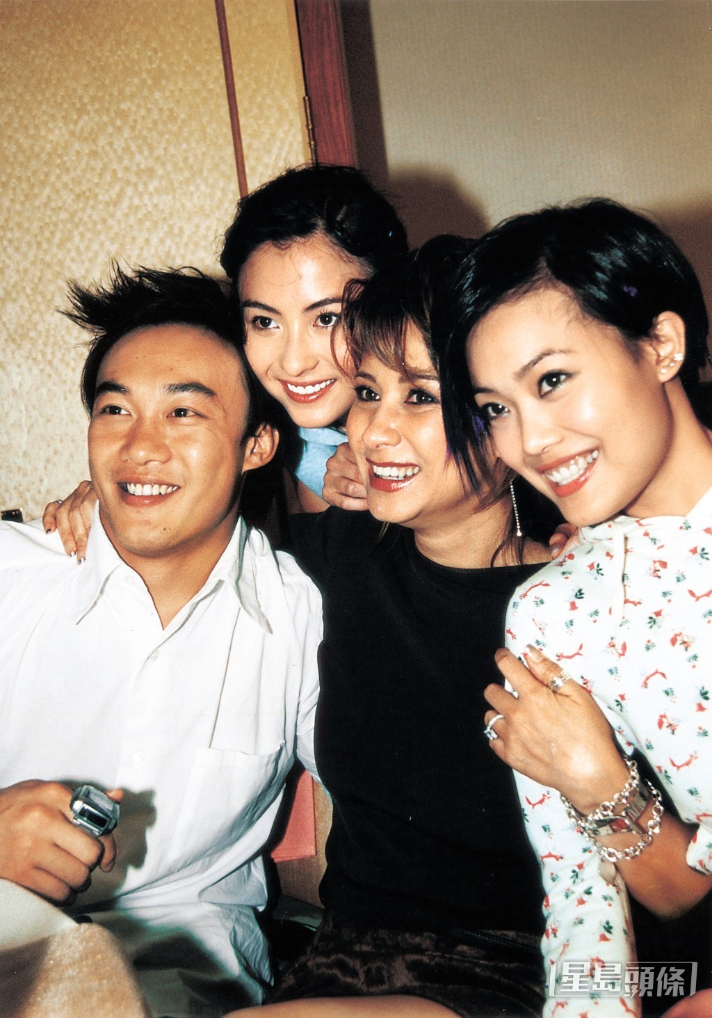 甄妮曾鬧爆（左起）陳奕迅、張栢芝在頭等機艙坐地玩啤牌嘈到拆天。