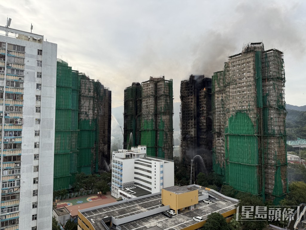 今晨宏福苑五級火仍未救熄。蘇正謙攝