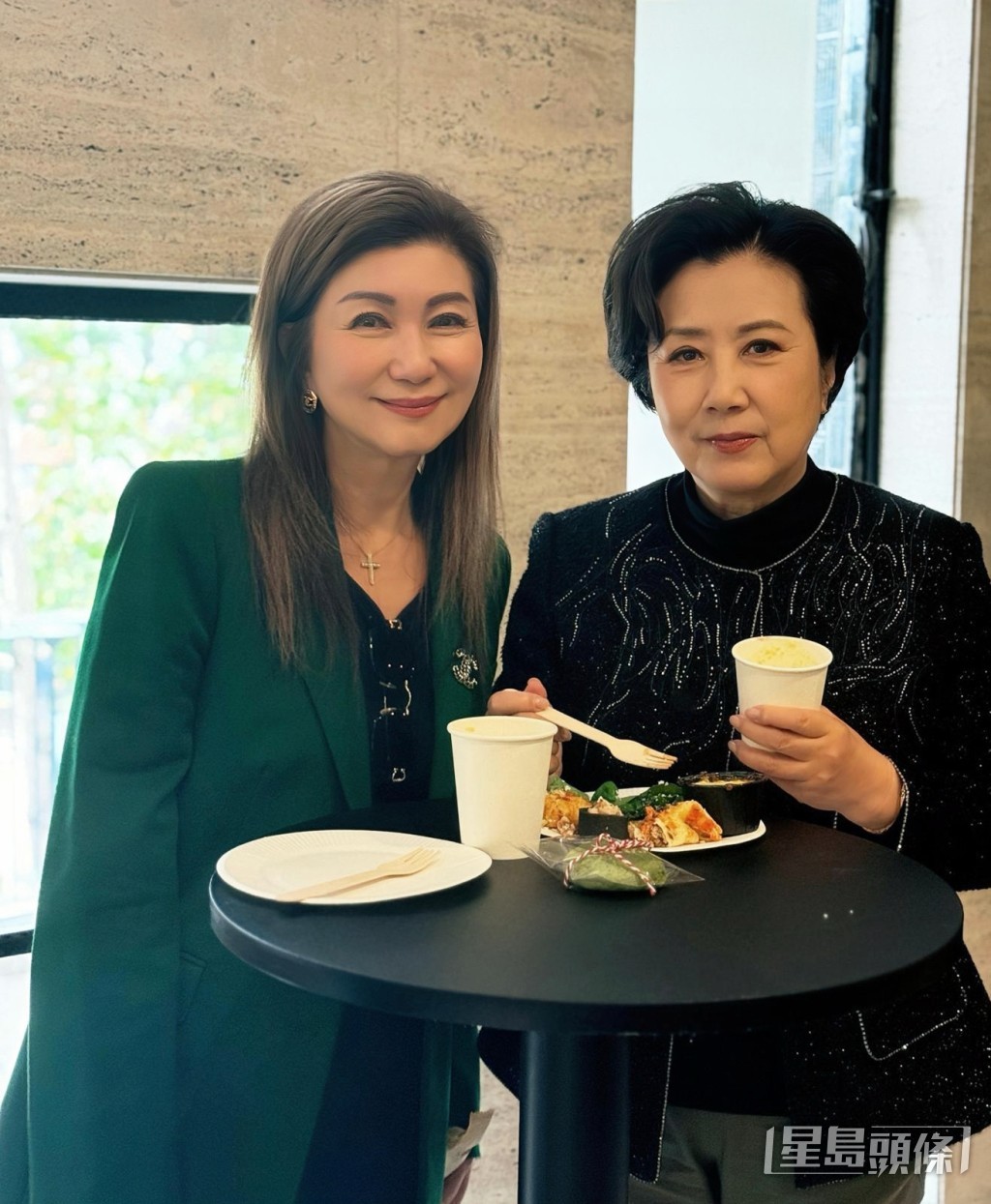 樂易玲探汪明荃班。