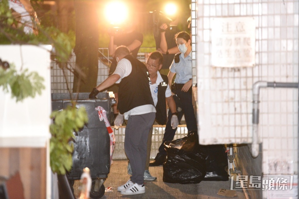 警方在現場檢獲證物。尹敬堂攝 警方在現場檢獲證物。尹敬堂攝