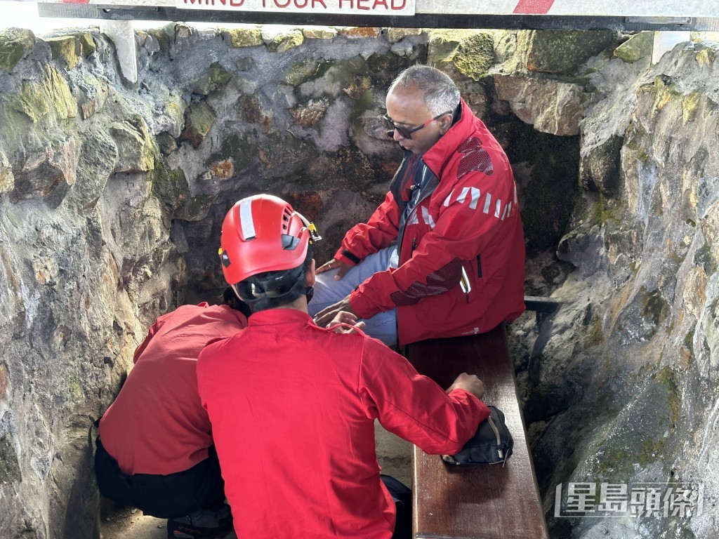 民安隊隊員尋獲男事主,並加以安慰。梁國峰攝 民安隊隊員尋獲男事主,並加以安慰。梁國峰攝