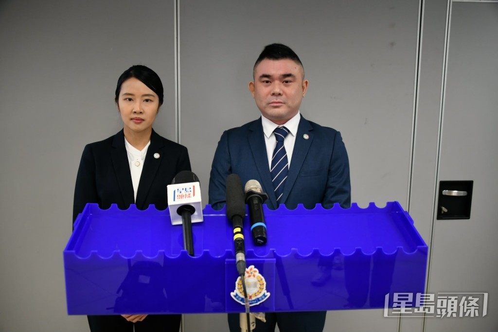 屯門警區總督察(刑事)沈文偉（圖右）及助理警民關係主任陳詠君講述案情。楊偉亨攝