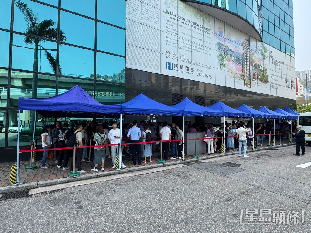 不少準買家早於開售前半小時，陸續到達現場排隊輪候登記。
