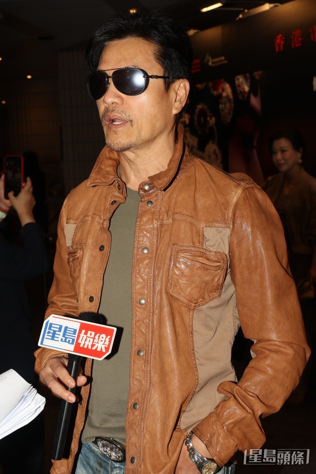 吕良伟将参演由刘德华担任监制兼演出的新戏,同戏演员有谢霆锋和许冠文等。 吕良伟将参演由刘德华担任监制兼演出的新戏,同戏演员有谢霆锋和许冠文等。