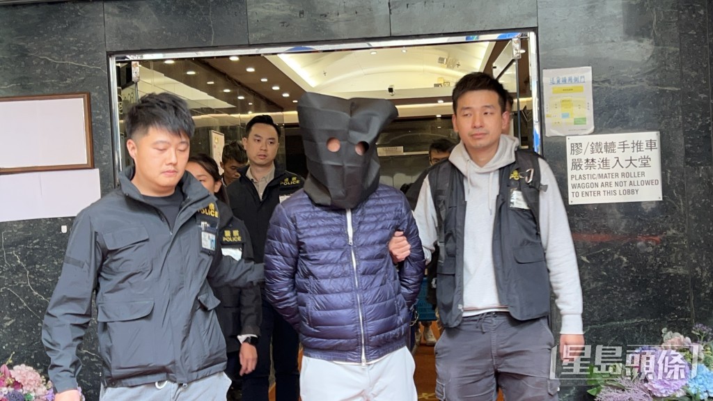 警方搜查新蒲崗工程公司的辦公室後，帶走一名被捕人。