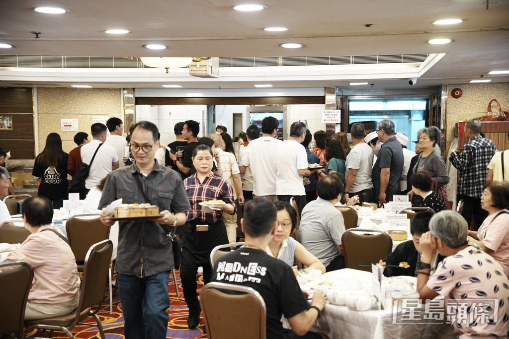 亦有三代同堂大家族、共16名親友開兩圍一起用膳,樂也融融。 亦有三代同堂大家族、共16名親友開兩圍一起用膳,樂也融融。