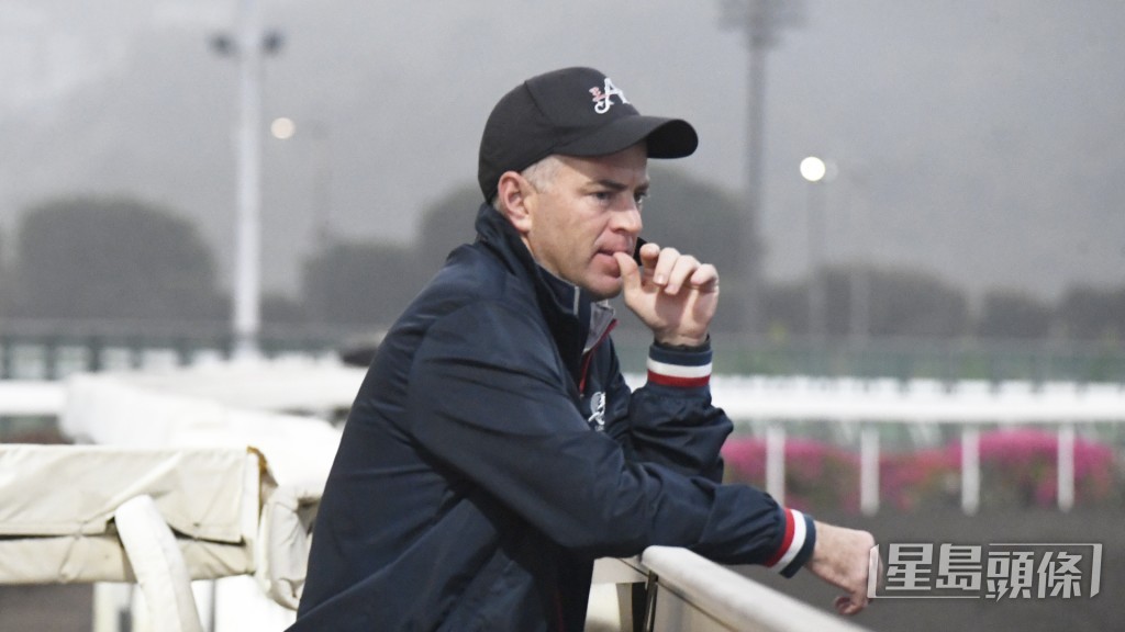 今朝「星光快驅」操練後黎昭昇趕去接馬好肉緊。