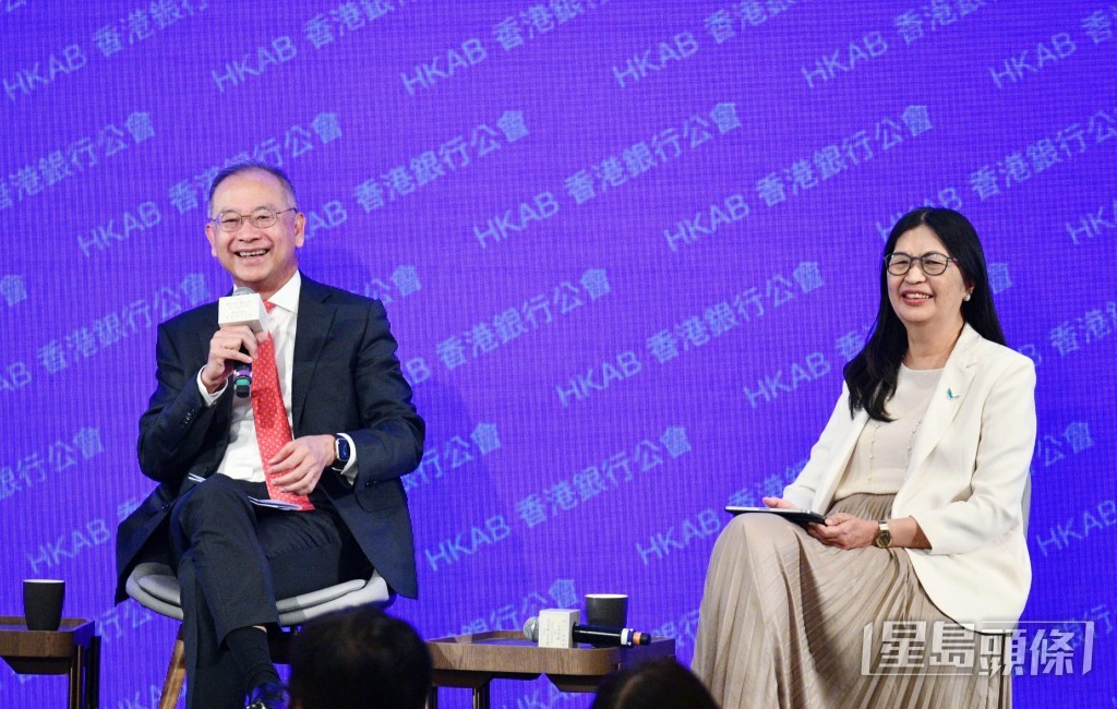 金管局總裁余偉文(左)和證監會行政總裁梁鳳儀(右),擔任銀行公會活動專題討論環節的嘉賓 金管局總裁余偉文(左)和證監會行政總裁梁鳳儀(右),擔任銀行公會活動專題討論環節的嘉賓