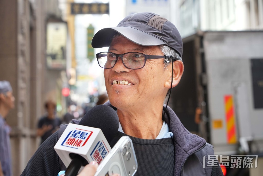 來自菲律賓的William特意到中環該間「最旺」投注站買六合彩,一試手氣。 來自菲律賓的William特意到中環該間「最旺」投注站買六合彩,一試手氣。