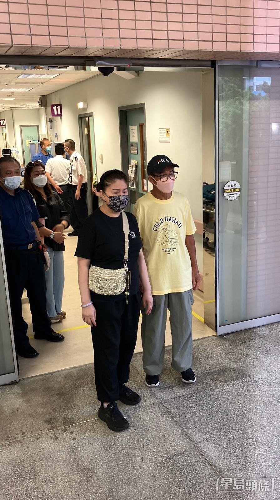 梅啟明早前在泰籍女友May May陪同下到醫院了解梅媽離世一事。 梅啟明早前在泰籍女友May May陪同下到醫院了解梅媽離世一事。