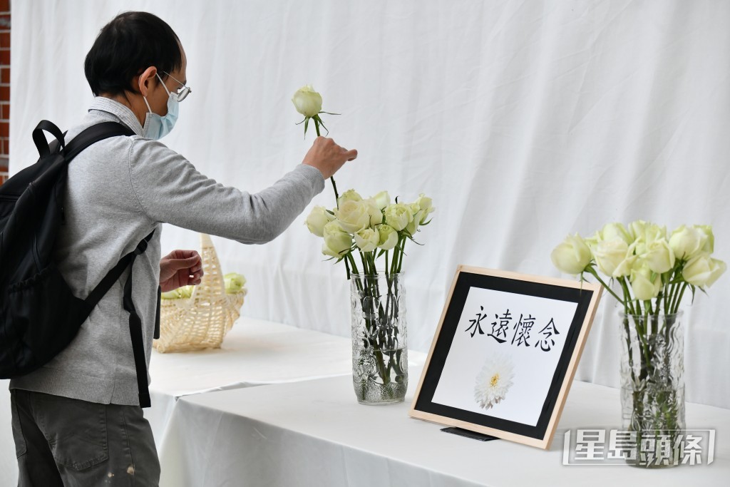 羅先生獻花。劉漢權攝