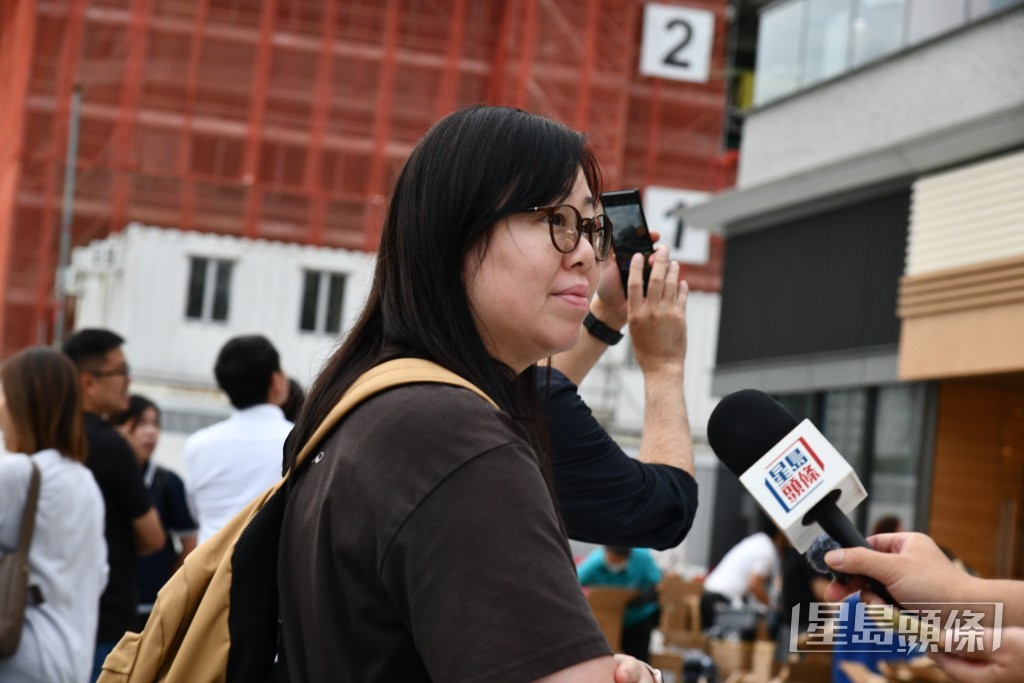 居民蘇女士形容安達臣「空氣好,有山景」,從公屋遷入全新單位,生活質素大幅提升,形容是「物超所值」。 居民蘇女士形容安達臣「空氣好,有山景」,從公屋遷入全新單位,生活質素大幅提升,形容是「物超所值」。
