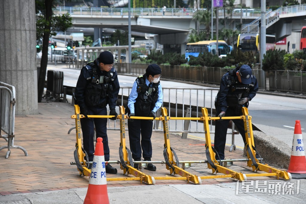 黎智英乘坐囚車到達法庭，警方一早在場佈防。何健勇攝