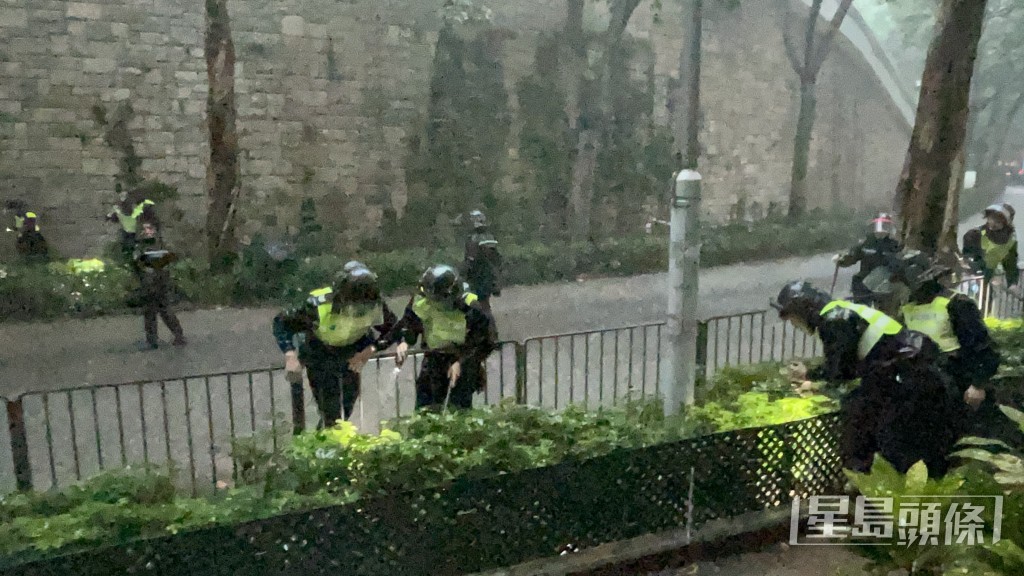 警冒雨搜索頭顱。 警冒雨搜索頭顱。