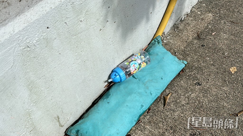 現場遺下一個水樽。 現場遺下一個水樽。