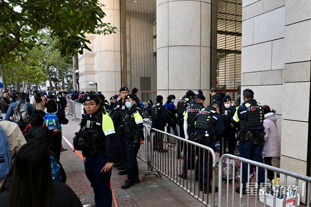 黎智英案判刑日，西九龍法院情況。劉駿軒攝