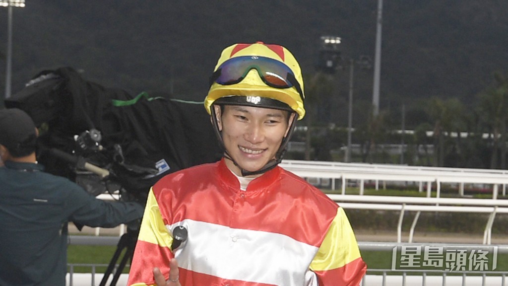  今朝周俊樂同巫偉傑曾企埋傾了唔短時間。