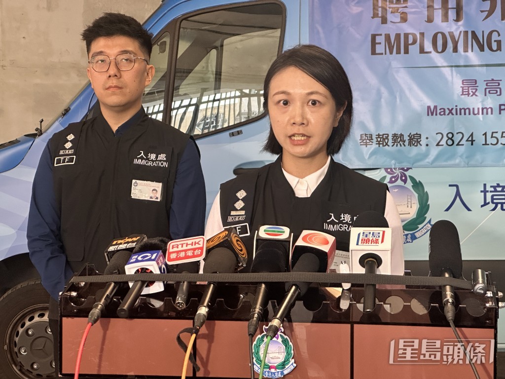 入境處特遣隊副指揮官陸佩賢(圖右)講述行動詳情。 入境處特遣隊副指揮官陸佩賢(圖右)講述行動詳情。
