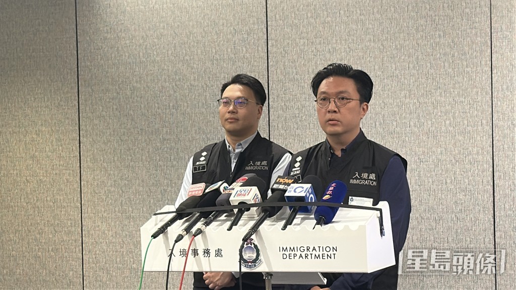 入境處特遣隊副指揮官陳仁傑(圖右)講述案情。劉漢權攝 入境處特遣隊副指揮官陳仁傑(圖右)講述案情。劉漢權攝