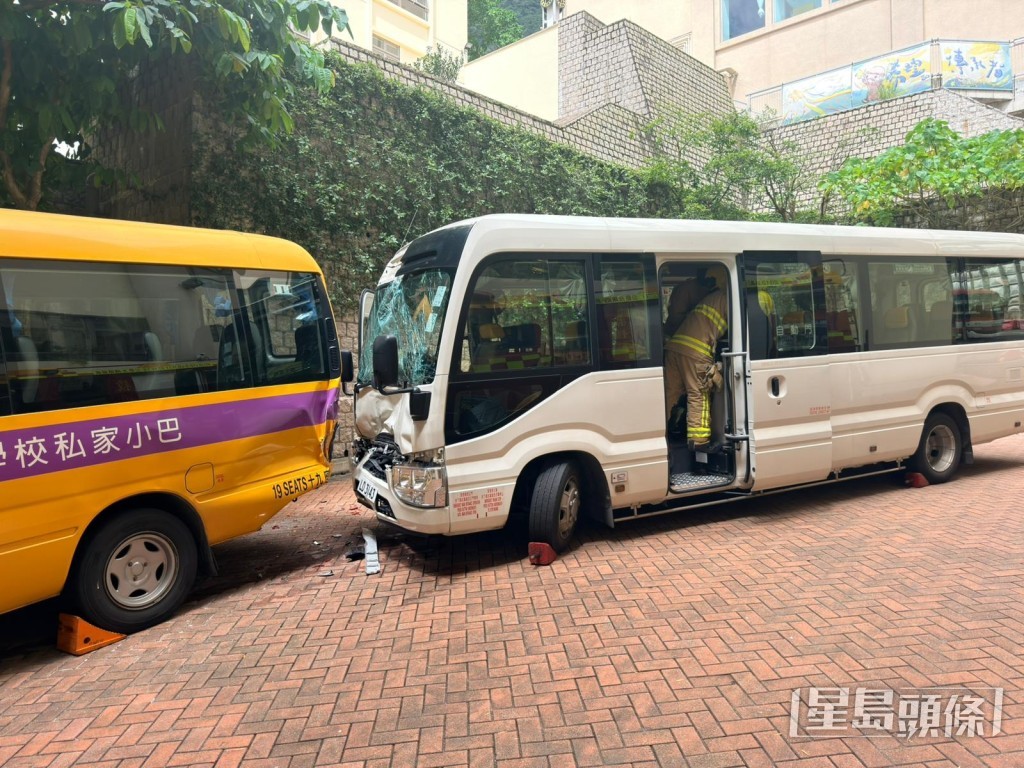 兩校巴前後相撞。梁國峰攝 兩校巴前後相撞。梁國峰攝