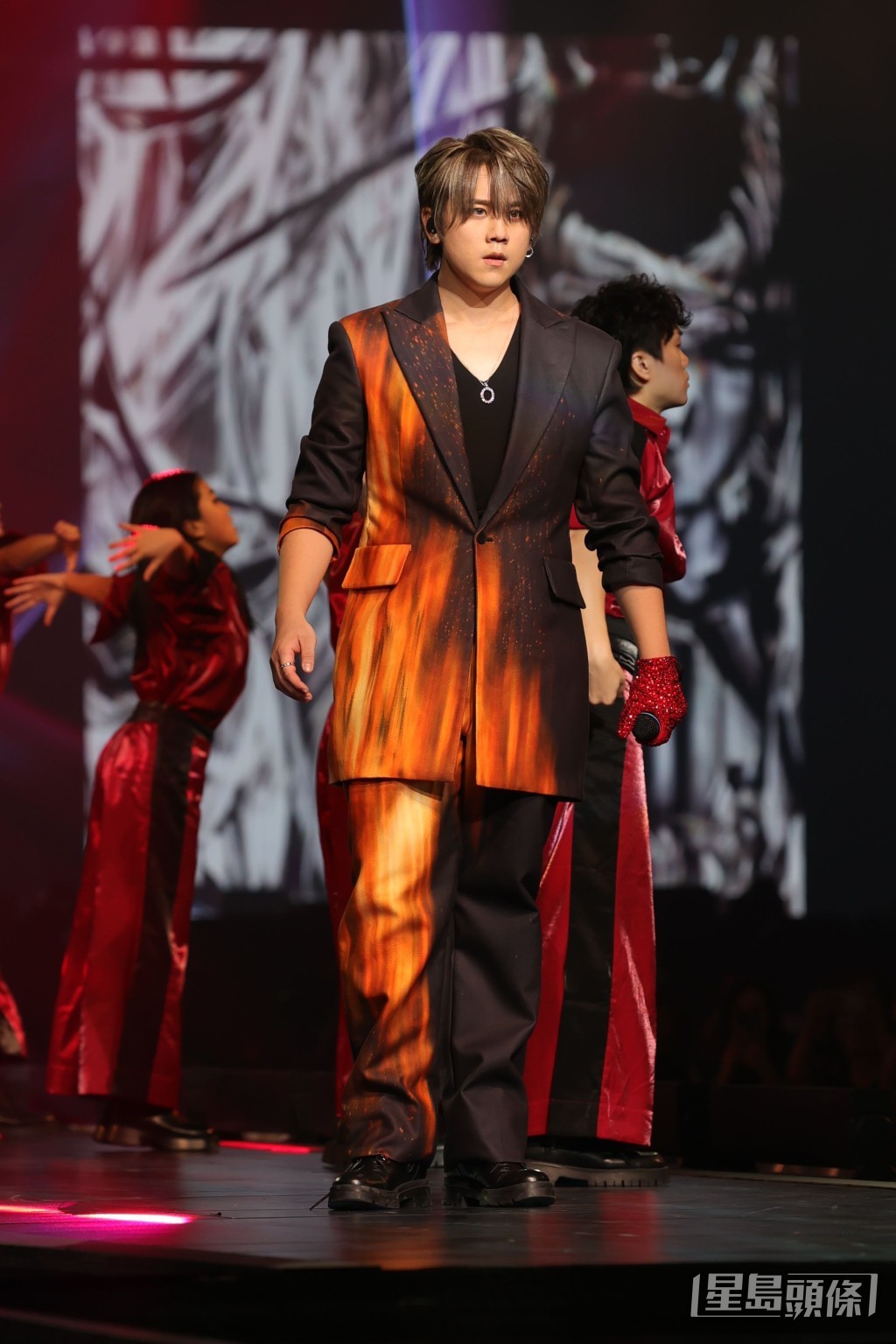 尹光交由主辦方邀請表演嘉賓,唔知姜B有冇份呢? 尹光交由主辦方邀請表演嘉賓,唔知姜B有冇份呢?