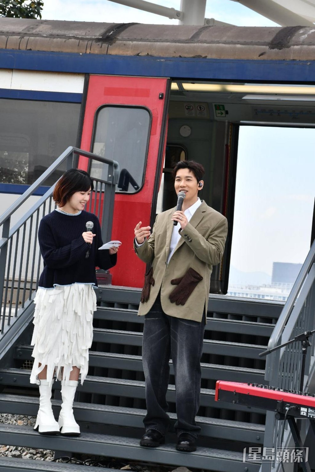 Phil現場演繹了專輯內的兩首新作。