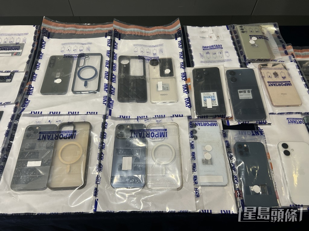 行動中檢獲多部手機。林思明攝