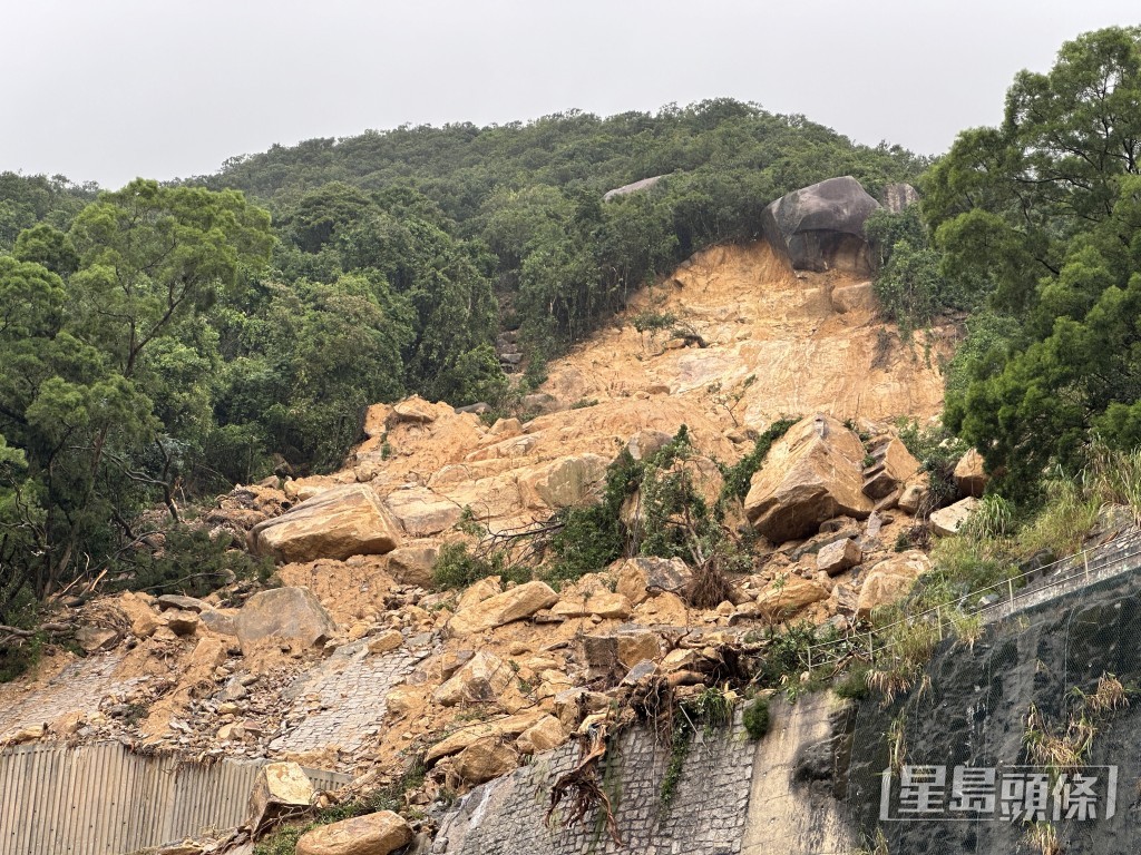 護土牆發生山泥傾瀉。梁國峰攝