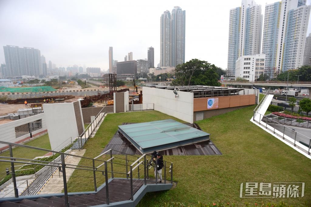 務署在九龍城1號污水泵房試用透水路面、草磚等可持續排水措施。