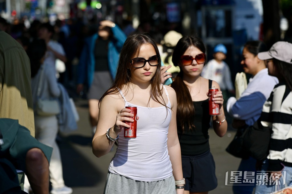 天文台預料，今日日間短暫時間有陽光，氣溫介乎23°C至27°C。資料圖片