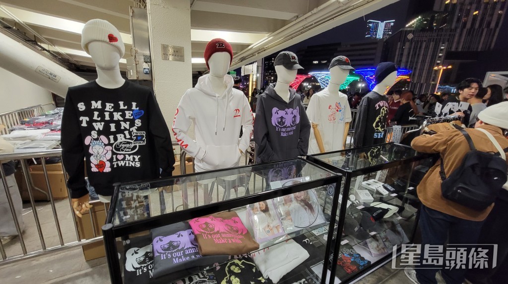 Twins演唱會場外售賣應援產品攤位。