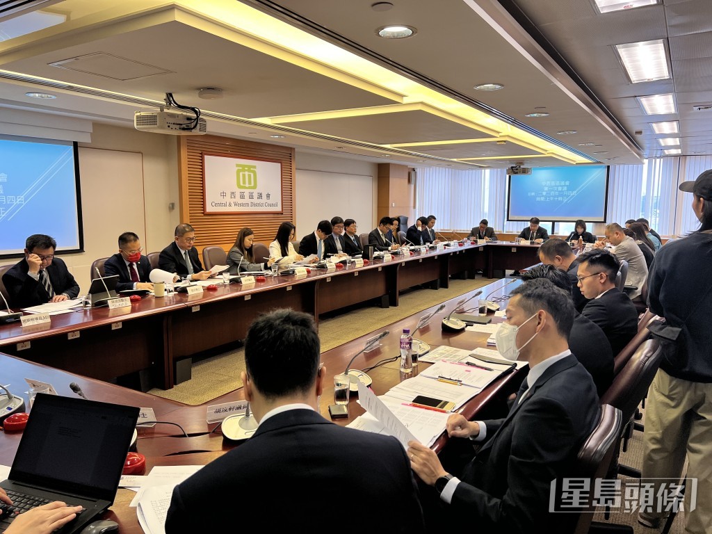 每區民政專員會擔任該區民政事務處主管、區議會主席、「關愛隊」小隊總指揮,以及地區管理委員會主席。資料圖片 每區民政專員會擔任該區民政事務處主管、區議會主席、「關愛隊」小隊總指揮,以及地區管理委員會主席。資料圖片