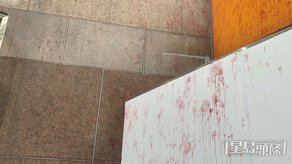 隔鄰裝修中店舖的白色圍板亦沾有紅油。