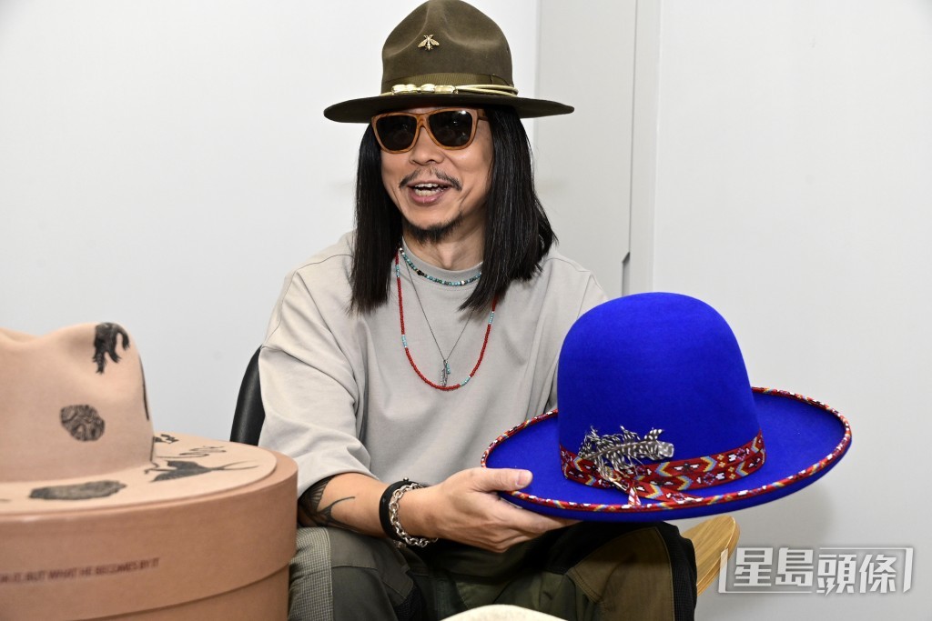 王雙駿說：「我同Jeremy（李駿傑）做第一個音樂會戴過，睇佢同Jer由零開始，偏心就一定會有。頂帽買咗好耐，一路唔捨得戴，但係一路搵唔到合適嘅場合，終於可以搵到出路。」