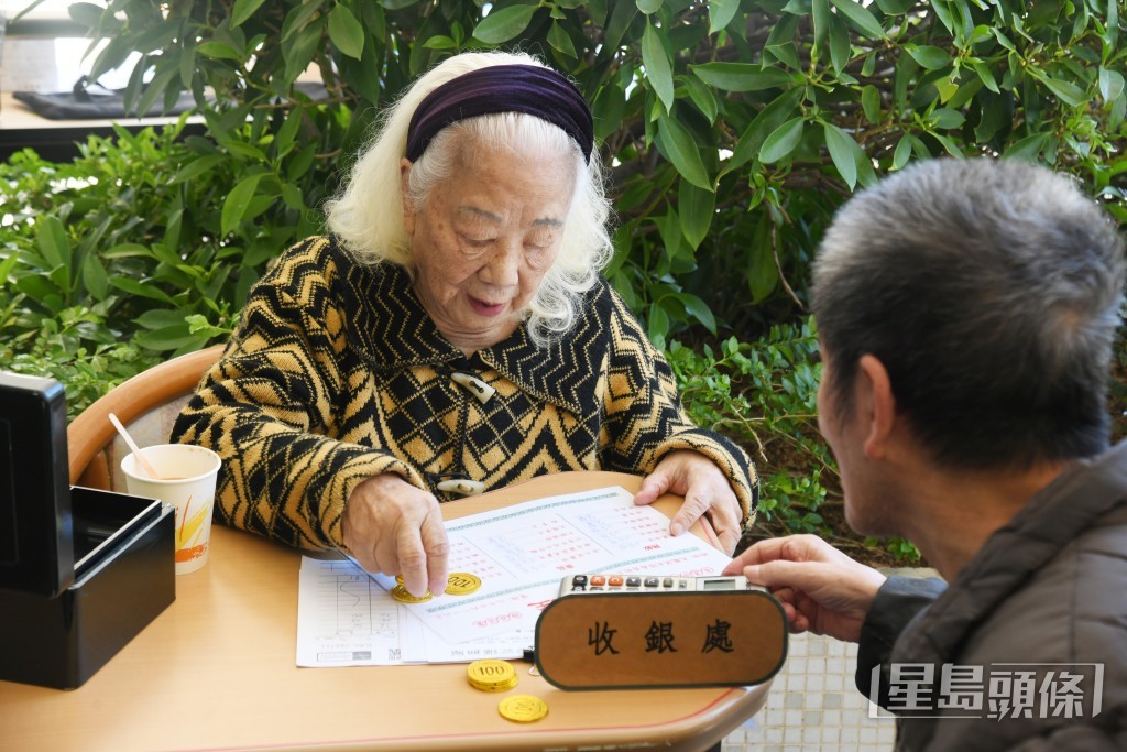 管浩鳴預料,2040年香港65歲以上人口更將佔總人口三分之一,即超過200萬人。資料圖片 管浩鳴預料,2040年香港65歲以上人口更將佔總人口三分之一,即超過200萬人。資料圖片