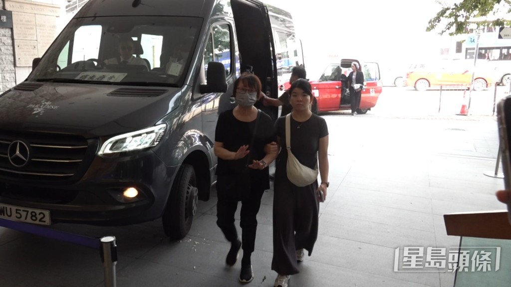 王心慰下車到達,向傳媒點頭示意。 王心慰下車到達,向傳媒點頭示意。