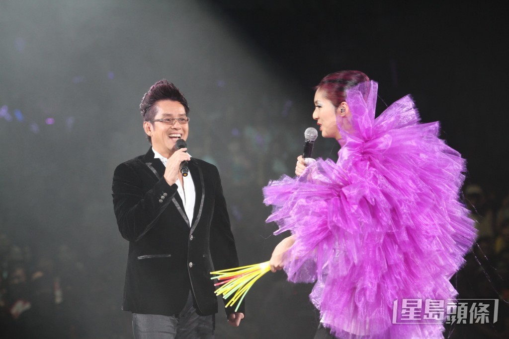 2010年開演唱會，這件衣服被嘲似浴球。