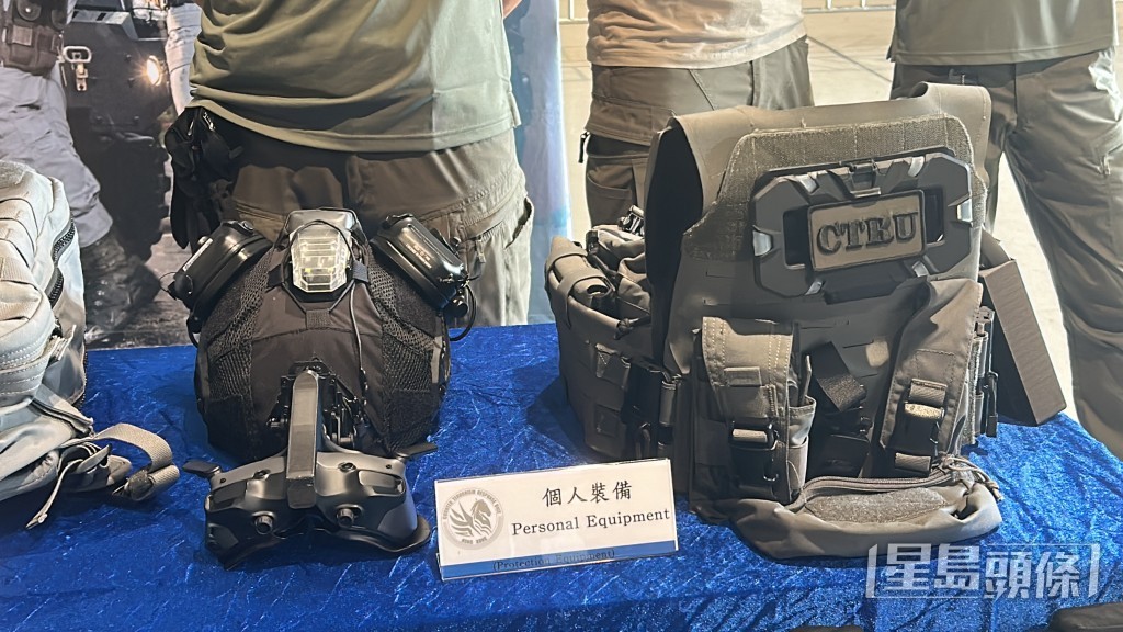 當局展示反恐特勤隊裝備。 當局展示反恐特勤隊裝備。