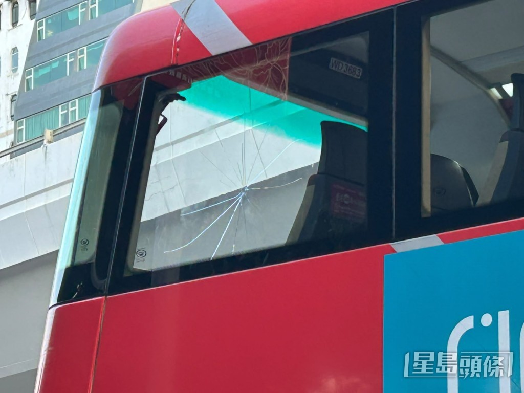 巴士擋風玻璃被打爛破裂。曾志恆攝 巴士擋風玻璃被打爛破裂。曾志恆攝
