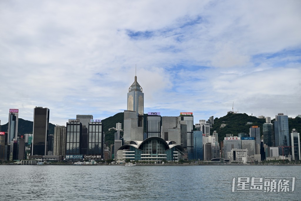 強颱風白海豚的外圍下沉氣流正為廣東帶來極端酷熱的天氣。 強颱風白海豚的外圍下沉氣流正為廣東帶來極端酷熱的天氣。