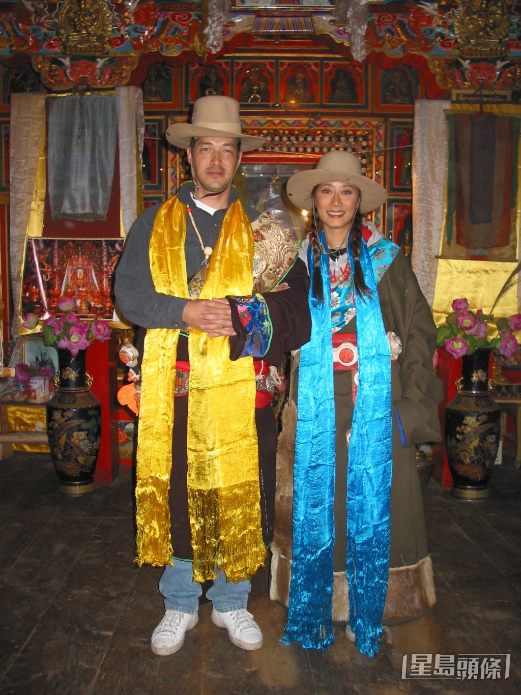 张天爱和丈夫罗素赴西藏行密宗婚礼。